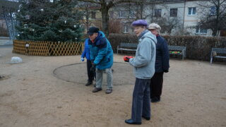 Pétanque u stromečku v Habrmannově parku / 2