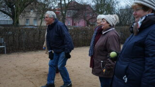 Pétanque u stromečku v Habrmannově parku / 0