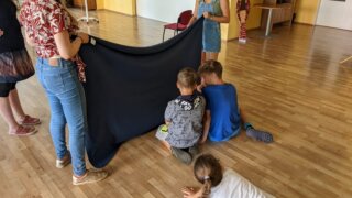 Oranžové pírko na cestě za pohybem a angličtinou / 3