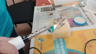 Zdobení svíček sušenými květinami / 10