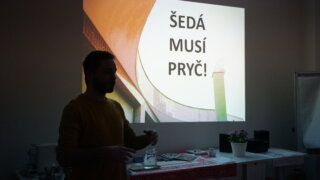Šedá musí pryč! / 0