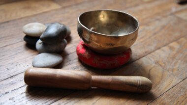 Relaxace s tibetskými mísami / TOTEM Senioři