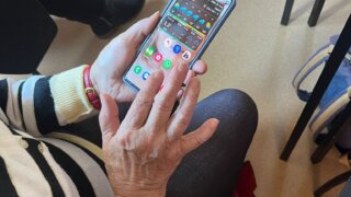 Společně a beze strachu: Senioři objevovali další tajemství chytrých telefonů / TOTEM Senioři