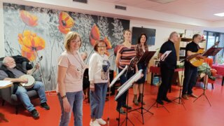 Hudba, která spojuje: Sbor Choroš 2.0 potěšil klienty v Senevidě / TOTEM Místo setkávání se