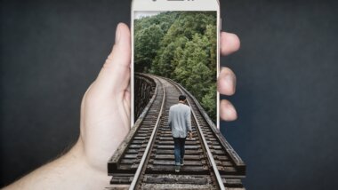 Co všechno umí mobilní telefon? / TOTEM