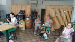 Pohodové odpoledne s vůní čerstvé kávy: Navštívili jsme rodinnou pražírnu Coffee77 / 3