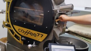 Pohodové odpoledne s vůní čerstvé kávy: Navštívili jsme rodinnou pražírnu Coffee77 / 7