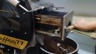Pohodové odpoledne s vůní čerstvé kávy: Navštívili jsme rodinnou pražírnu Coffee77 / 8