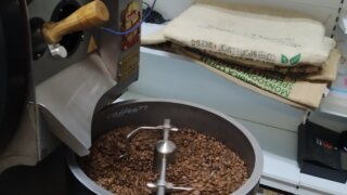 Pohodové odpoledne s vůní čerstvé kávy: Navštívili jsme rodinnou pražírnu Coffee77 / 9