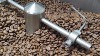 Pohodové odpoledne s vůní čerstvé kávy: Navštívili jsme rodinnou pražírnu Coffee77 / 10